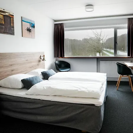 Hotel Juelsminde Strand 酒店 3*
